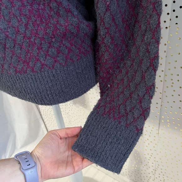 Leith V-Neck Diamond Pattern Sweater - Picture 2 of 8